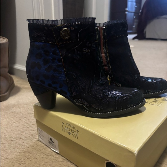 L'ATISTE Elegant Black and Blue Heeled Boots - Picture 2 of 4